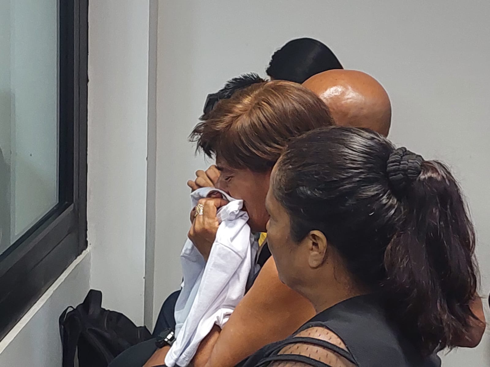 Promotor e mãe de jovem morto em boate choram em julgamento de PF: “O filho não volta mais”