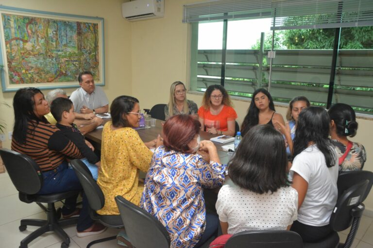 Prefeitura recebe pais de crianças com Transtorno do Espectro Autista e busca solucionar reivindicações apresentadas