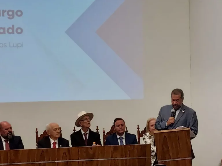 Planalto fica contrariado com fala de Lupi, e Lula deve alertar ministros para unidade de ação Planalto fica contrariado com fala de Lupi, e Lula deve alertar ministros para unidade de ação