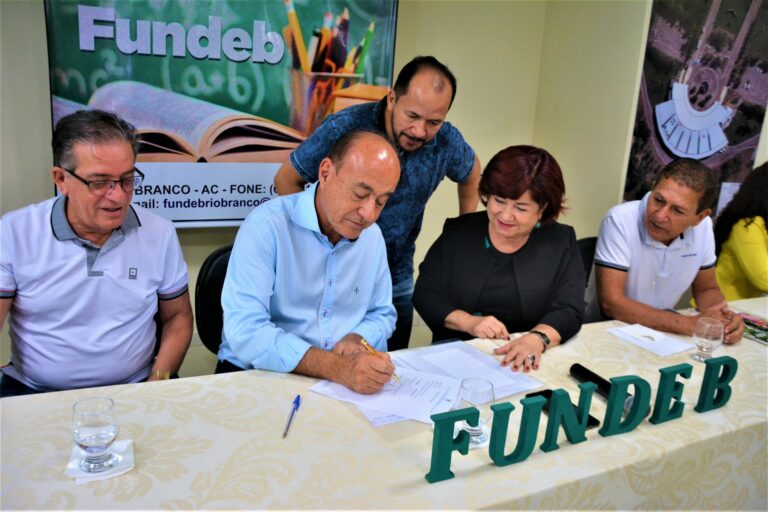 Prefeitura de Rio Branco empossa 23 novos conselheiros municipais do Fundeb