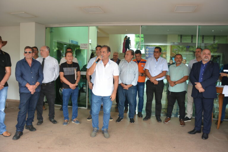 Prefeitura de Rio Branco entrega máquinas e caçambas à Emurb