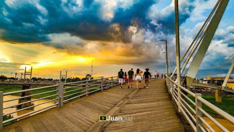 Fim de tarde na Passarela Joaquim Macedo em Rio Branco