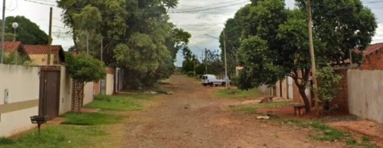 Criança joga terra nos olhos de outra e pais brigam com faca e pedaço de madeira
