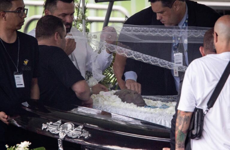 Presidente Lula vai ao velório de Pelé na Vila Belmiro; VEJA FOTOS