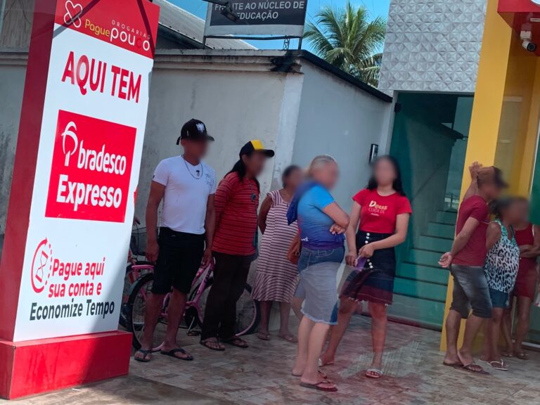 Indignados, clientes do Bradesco passam horas em fila para sacar dinheiro no interior do Acre