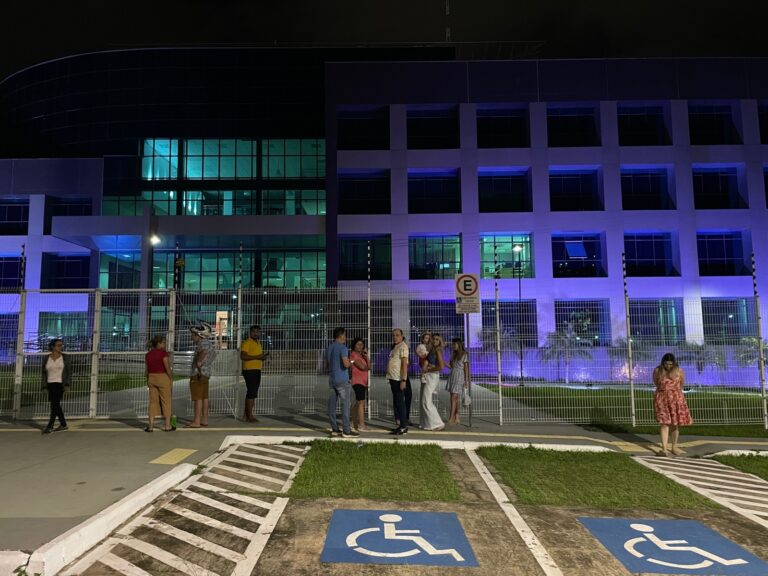 Familiares de bolsonaristas detidos no Acre fazem vigília em frente à PF; cinegrafista é agredido