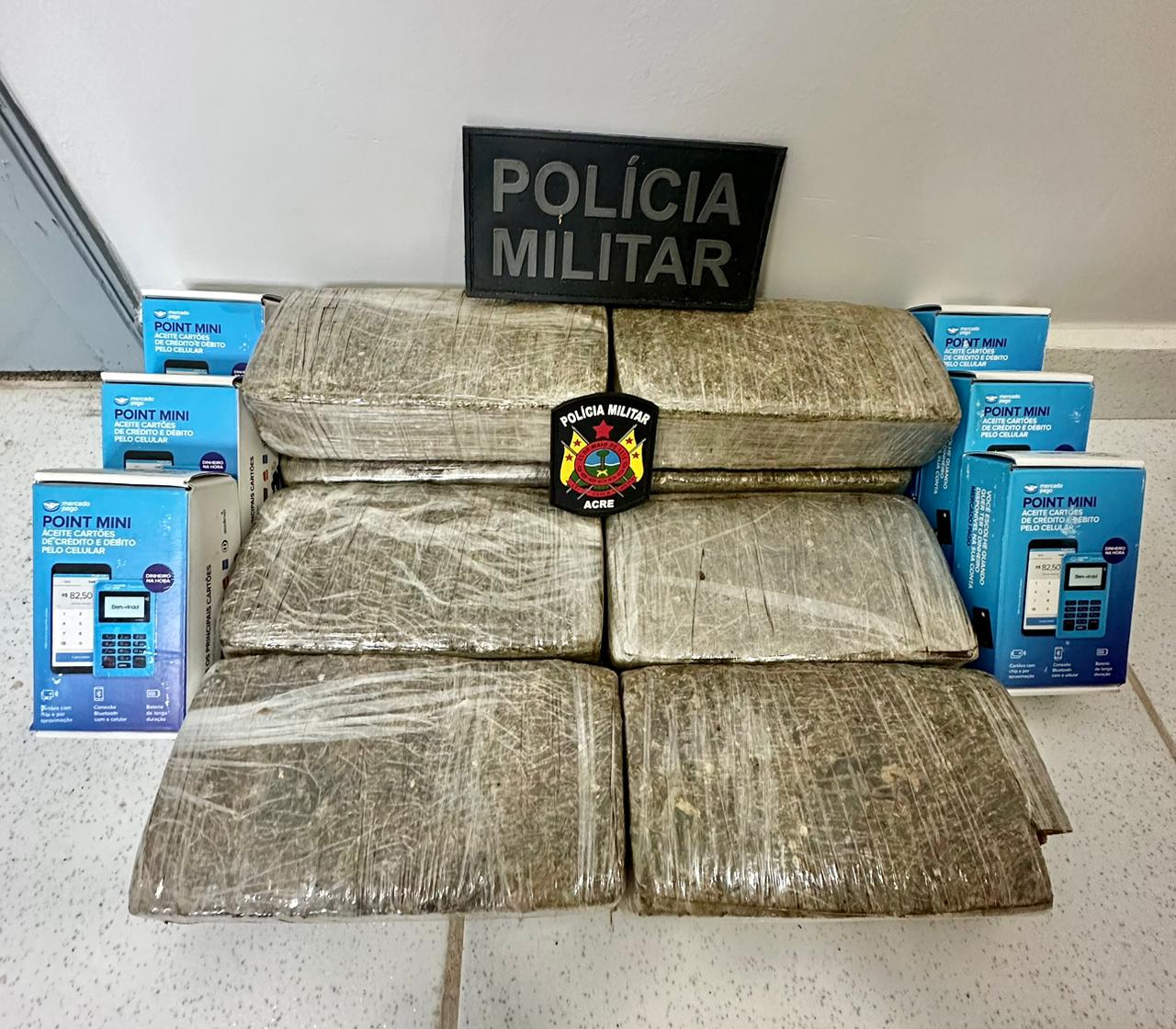 No Acre, polícia apreende mais de oito quilos de drogas e várias máquinas de cartão