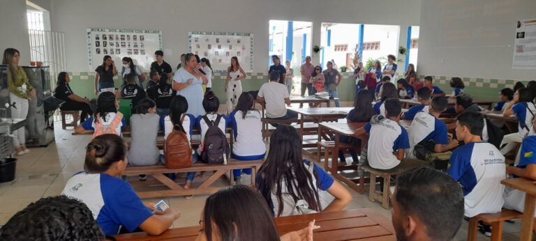 Ieptec leva catálogo de cursos a alunos da Baixada da Sobral