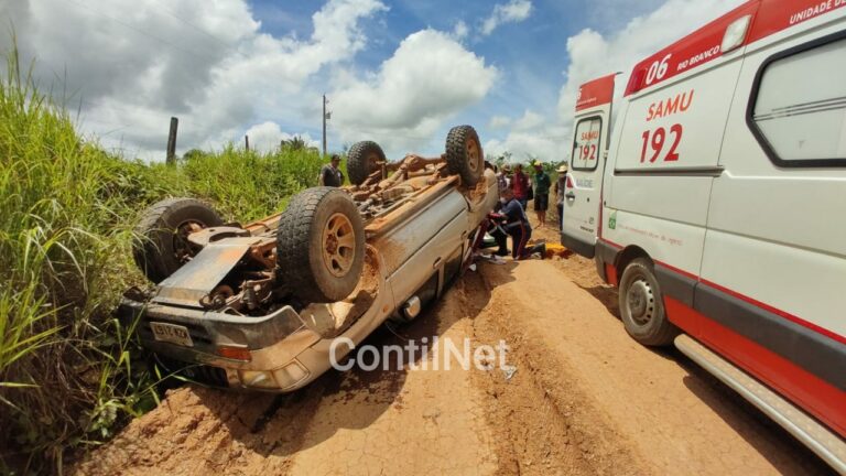 Para desviar de moto, motorista capota com caminhonete na Transacreana