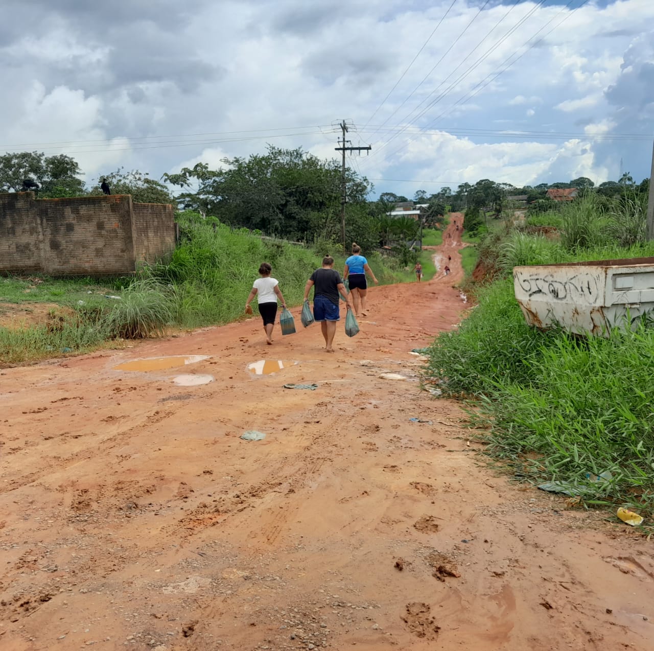 Famílias cobram de Mazinho o asfaltamento de ramal em Sena: “Sofrimento aqui é grande”