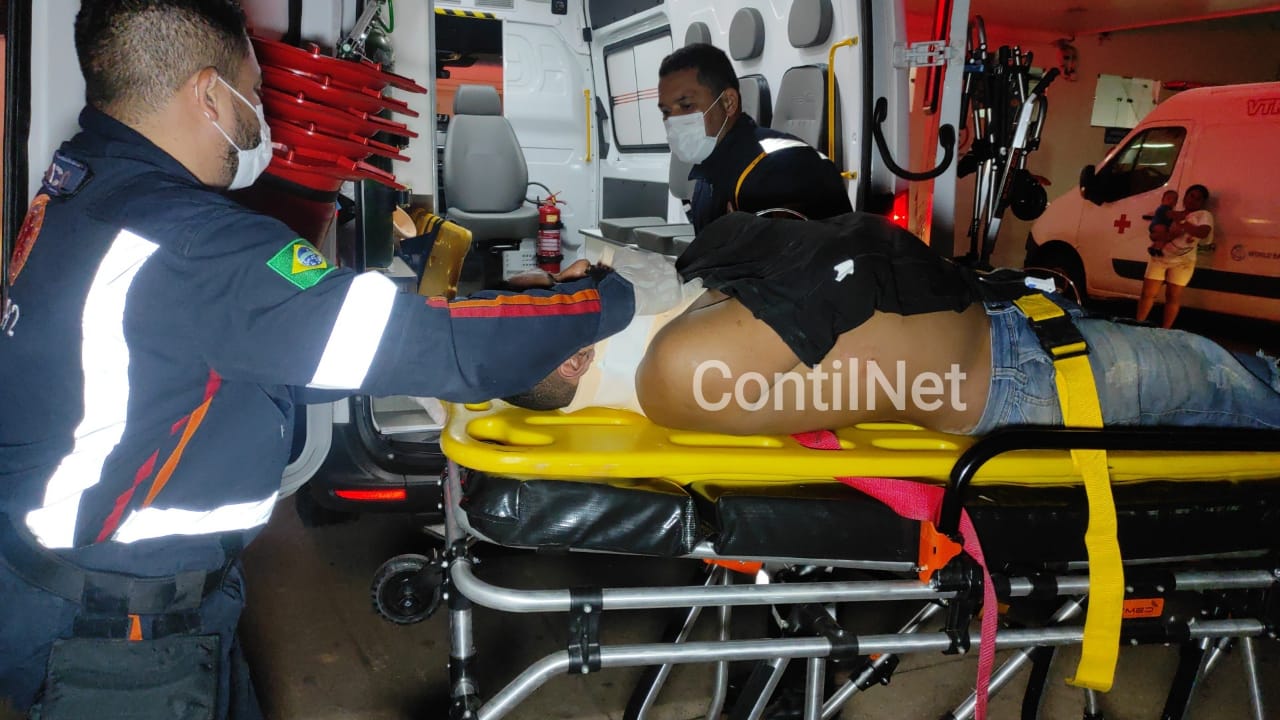 Homem cai de garupa de moto e condutor do veículo foge sem dar assistência