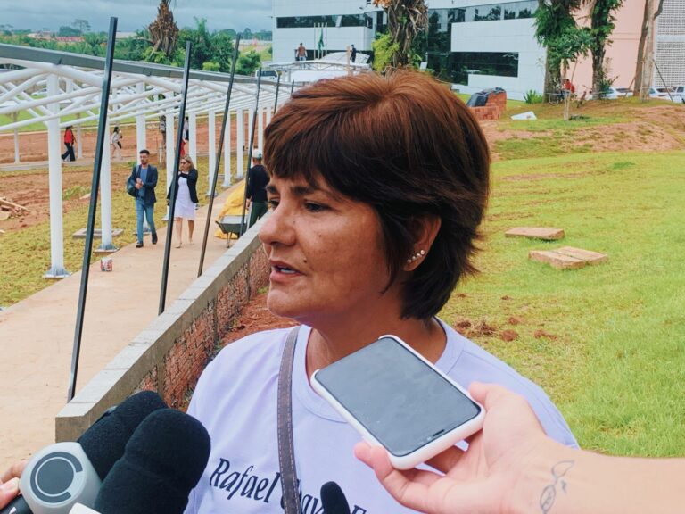 “Não sou Deus para perdoar”, diz mãe de jovem morto por PF em boate no Acre