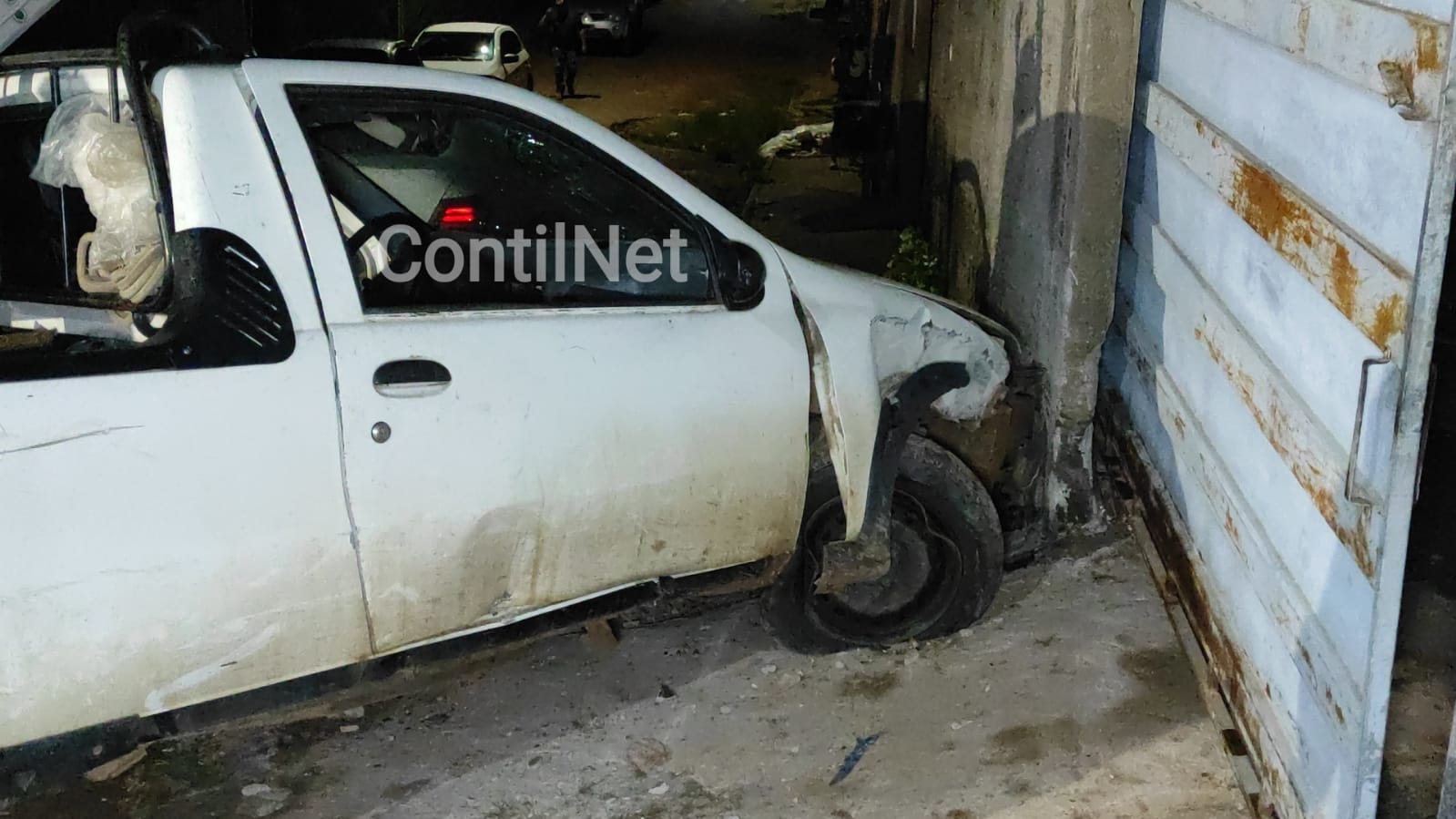 Mulher perde controle de carro após bater em buraco e três pessoas vão parar no PS