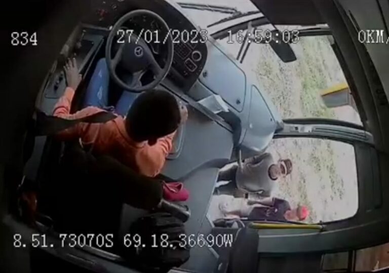 Criminosos invadem ônibus e roubam funcionários e passageiros; vídeo