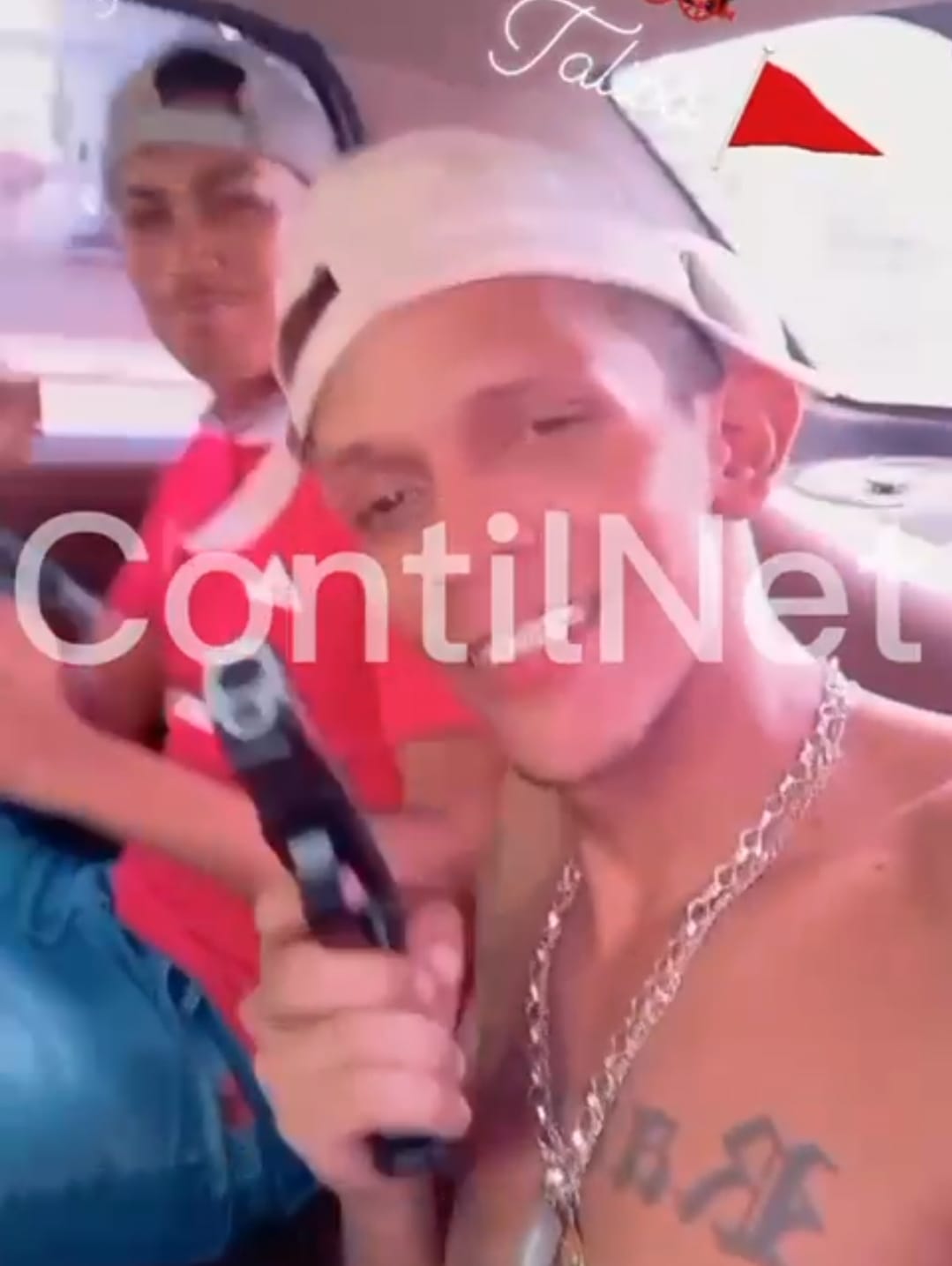 Vídeo mostra criminosos dançando e exibindo armas durante fuga