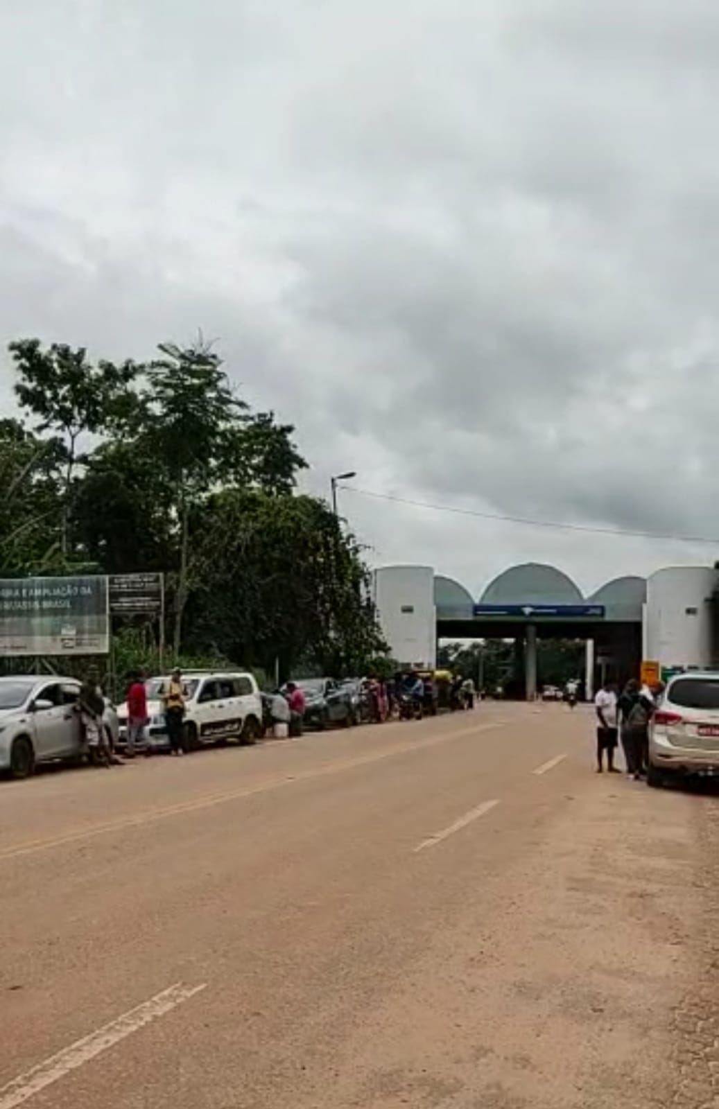 Sem combustível, Assis Brasil sofre com peruanos em filas quilométricas; VÍDEO