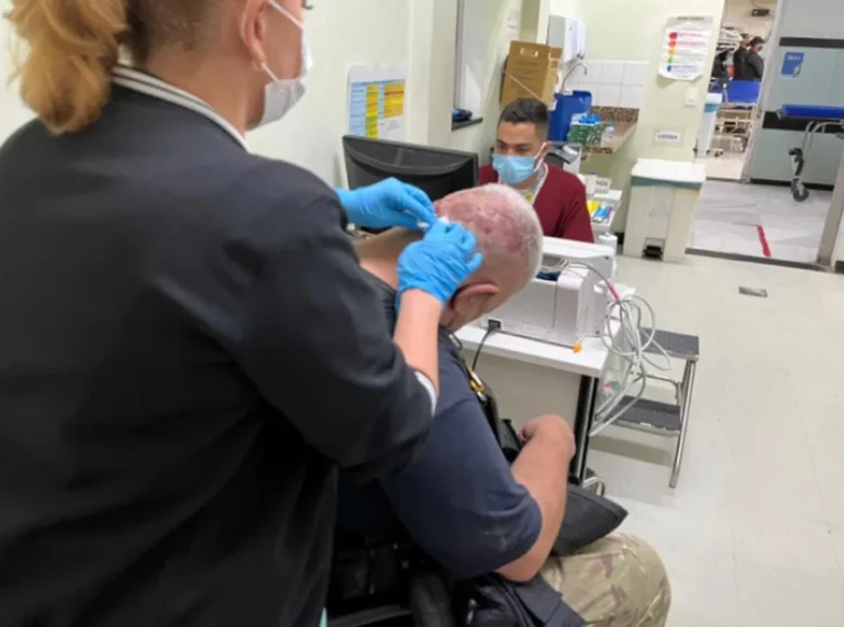 Bolsonaristas são suspeitos de agredir fotógrafo com socos e pauladas em frente ao Exército