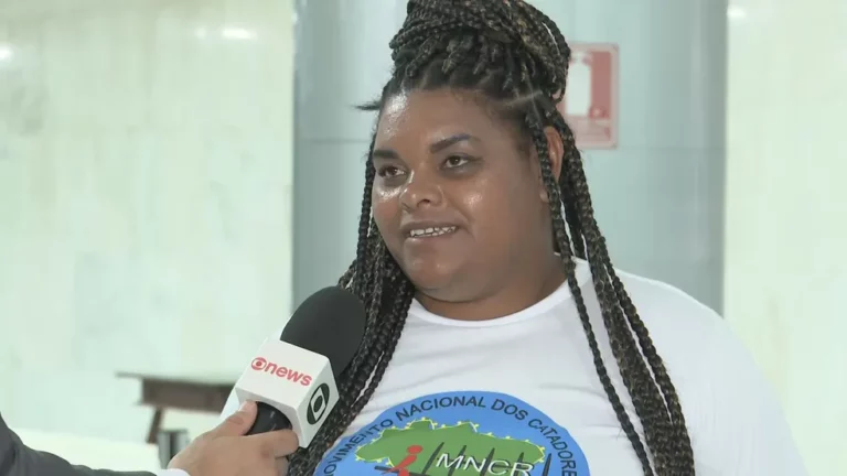 Catadora que passou faixa para Lula sofre ataques por ter fotos na Europa