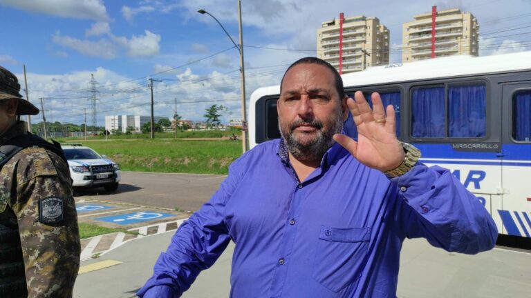 Bolsonarista que agrediu jornalista desacata tenente-coronel dentro da PF no Acre e é preso