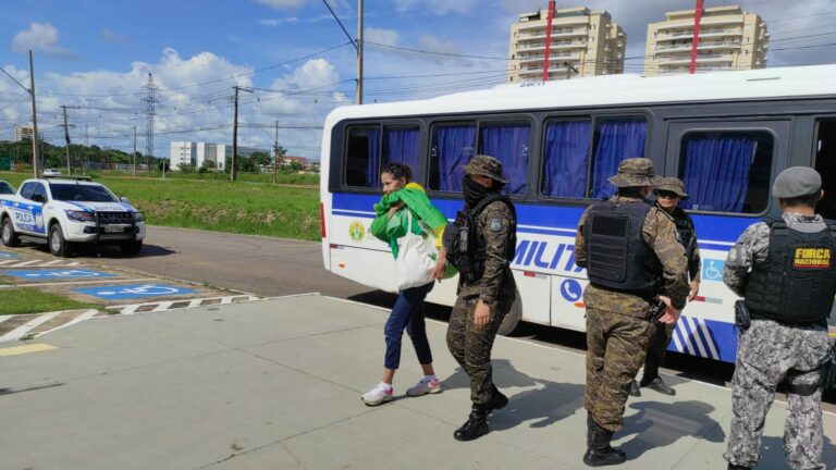 Bolsonaristas são conduzidos à sede da Polícia Federal; jornalista é agredido