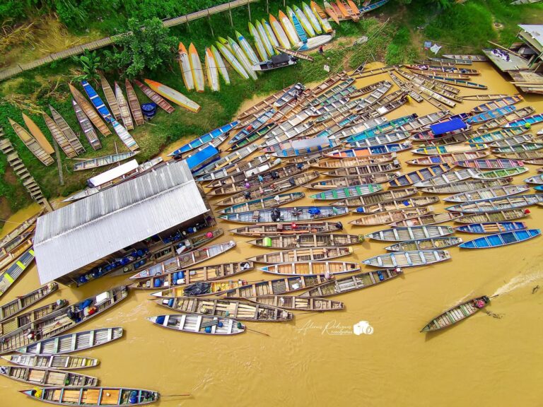 Congestionamento de canoas no Novenário de Marechal Thaumaturgo
