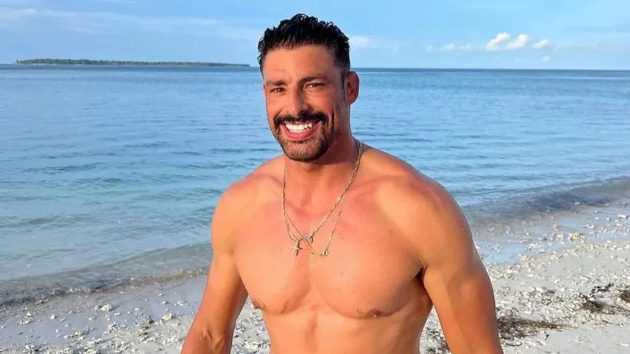 Cauã Reymond atiça fãs ao postar vídeo tomando banho; assista