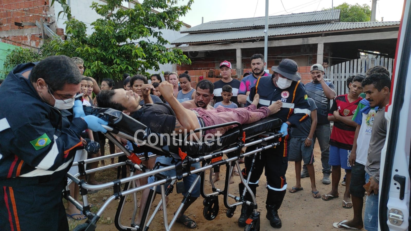 Homem é assaltado na Baixada da Sobral, pede chip de celular a ladrão e é baleado