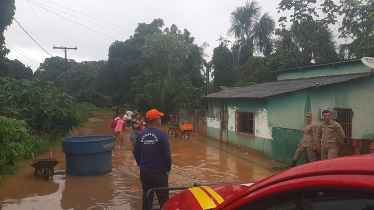 Enxurrada atinge quase 20 casas em Rio Branco e famílias são resgatadas; veja imagens