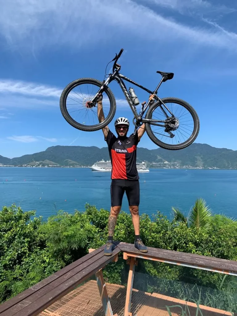 Homem emagrece mais de 40 kg após mudar rotina e pedalar até 150 km por semana