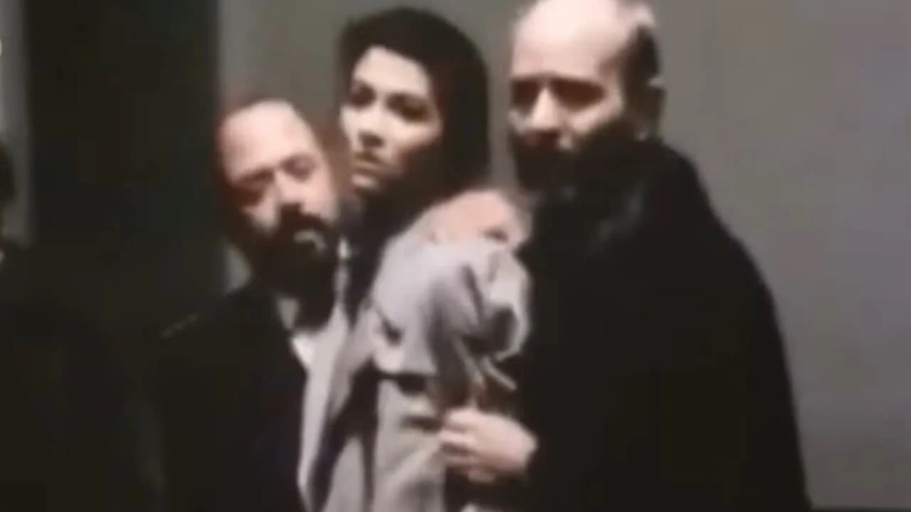 Mulher mata o assassino de sua filha no tribunal na frente do juiz