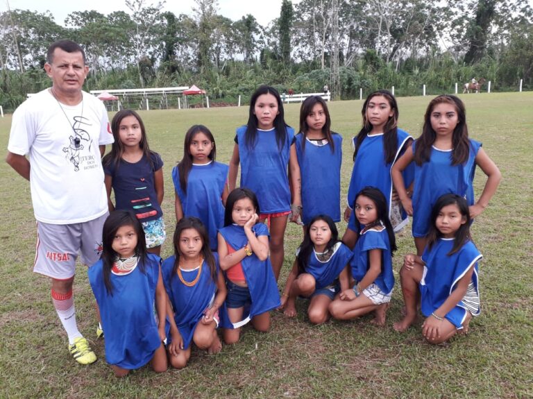 Professor no Acre que treina crianças carentes no Futebol agradece apoio do Governo