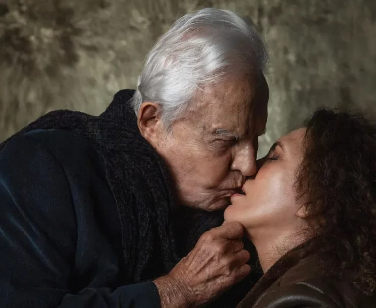 Aos 95 anos, Cid Moreira beija a mulher em ensaio fotográfico e recebe elogios: “Grande casal”