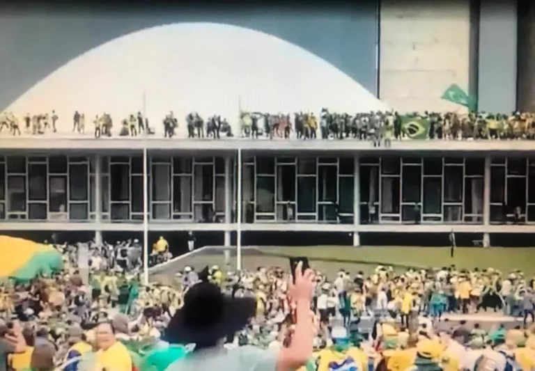 Bolsonaristas invadem o Congresso, Planalto e STF em manifestação antidemocrática
