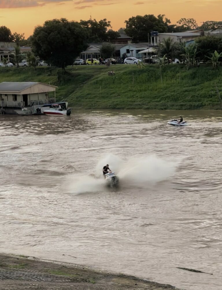 VÍDEO: banhistas com jet skis fazem manobras arriscadas e sem proteção no Rio Acre