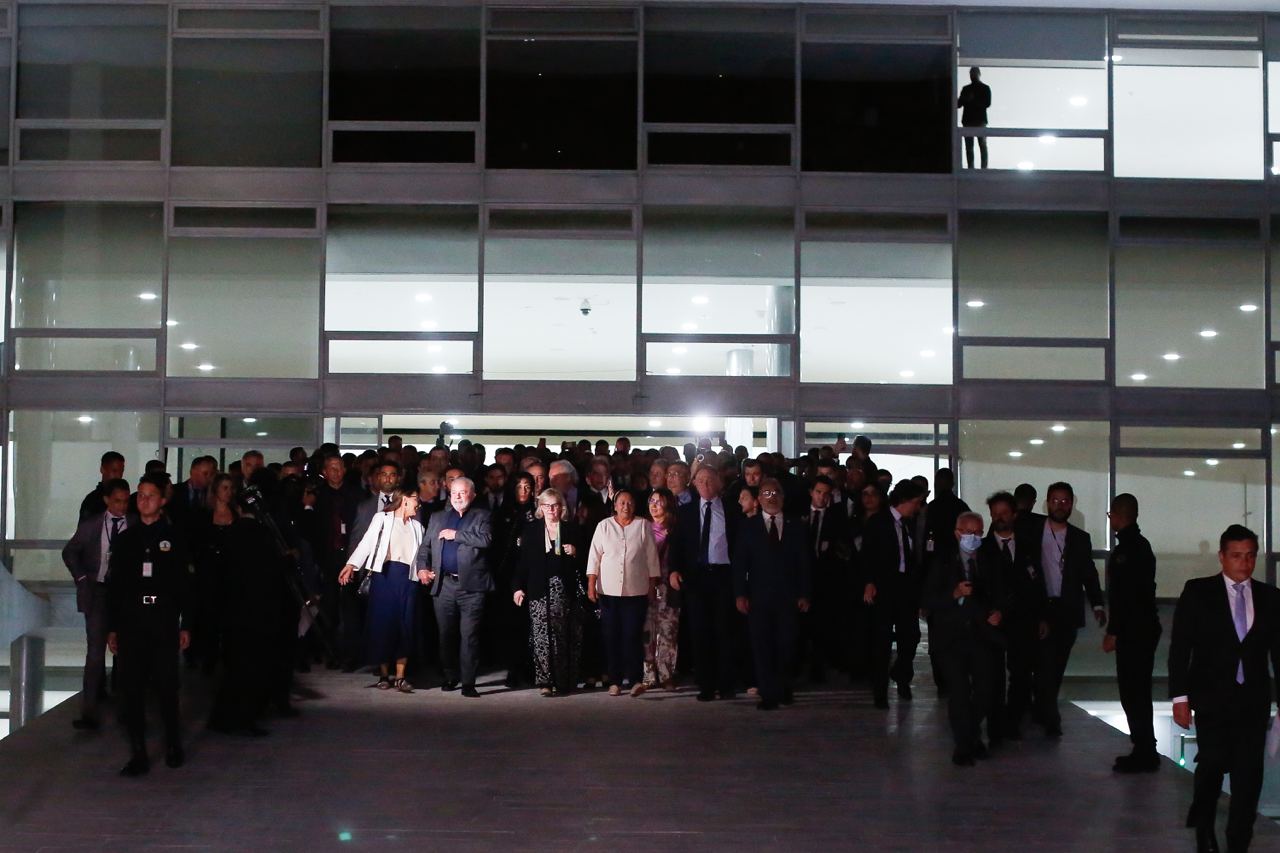 Mailza desce rampa do Palácio com Lula e dá detalhes do encontro com presidente