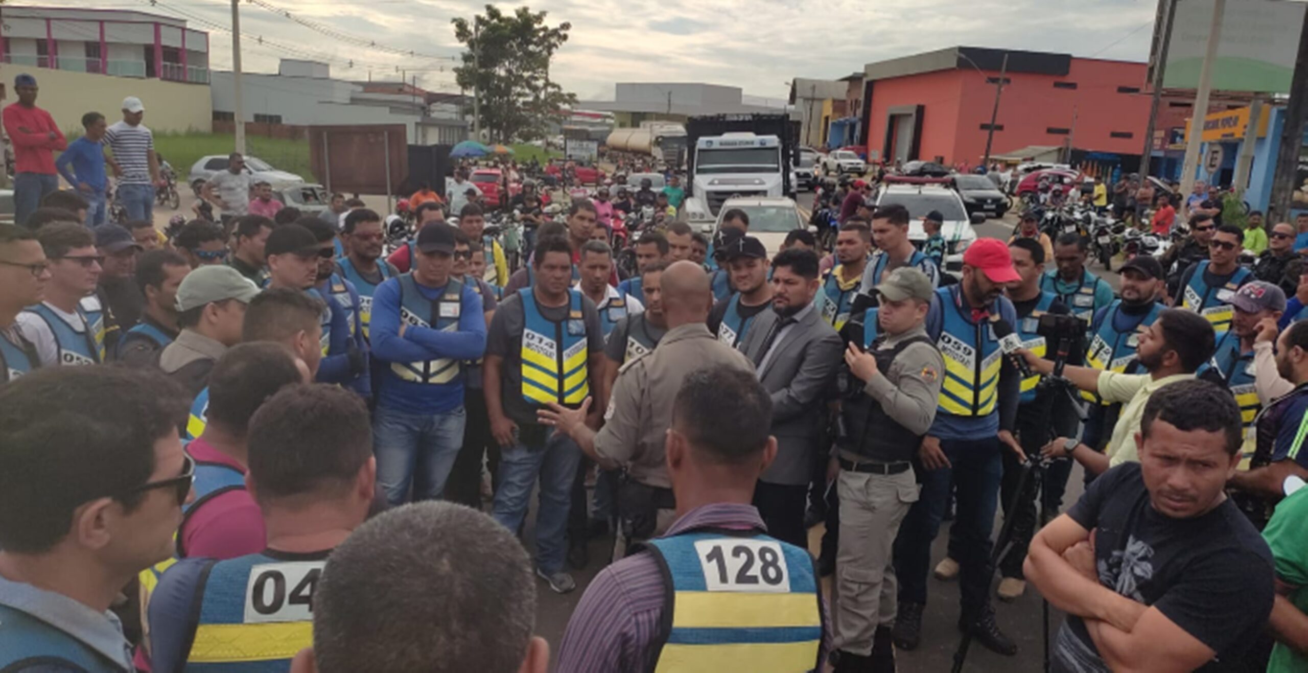 Taxistas e motoristas de app fecham ponte de Cruzeiro do Sul em protesto