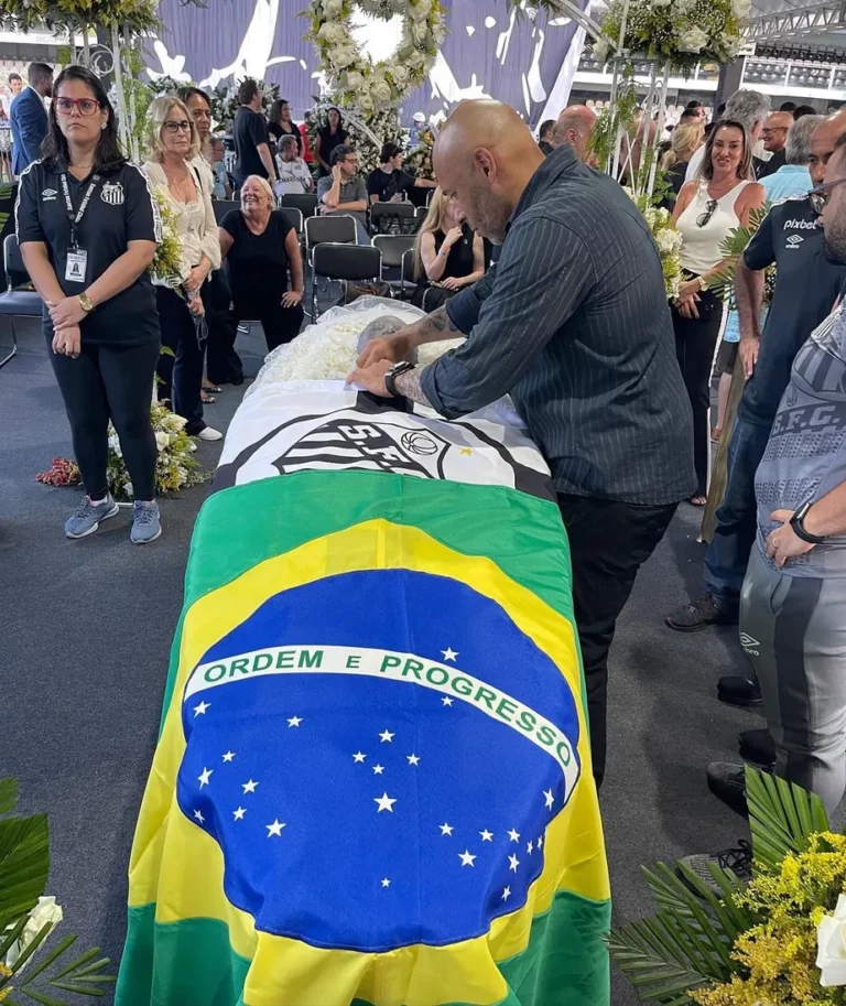 Filha de Pelé mostra Edinho arrumando bandeira do Santos em caixão do pai