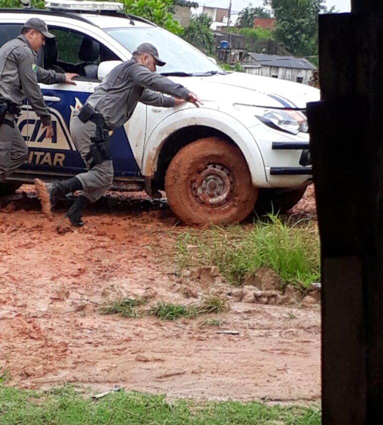 Viatura da PM atola em rua de Sena Madureira: “Cobramos melhorias, mas nada foi feito”