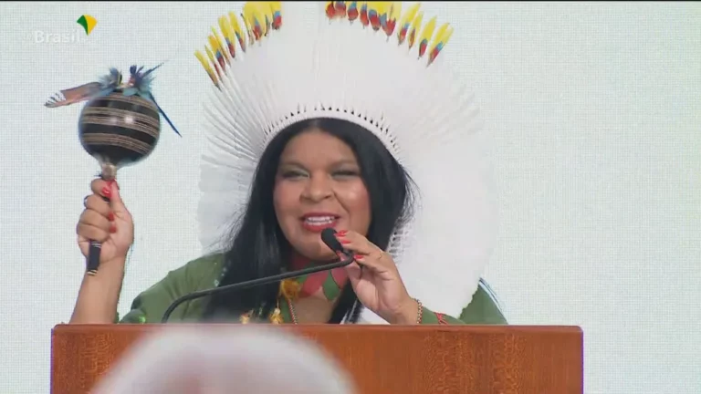 Em momento histórico, Sonia Guajajara se torna 1ª ministra indígena