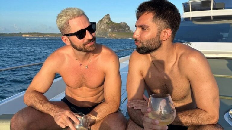 Thales Bretas surge em clique raro ao lado do namorado; veja