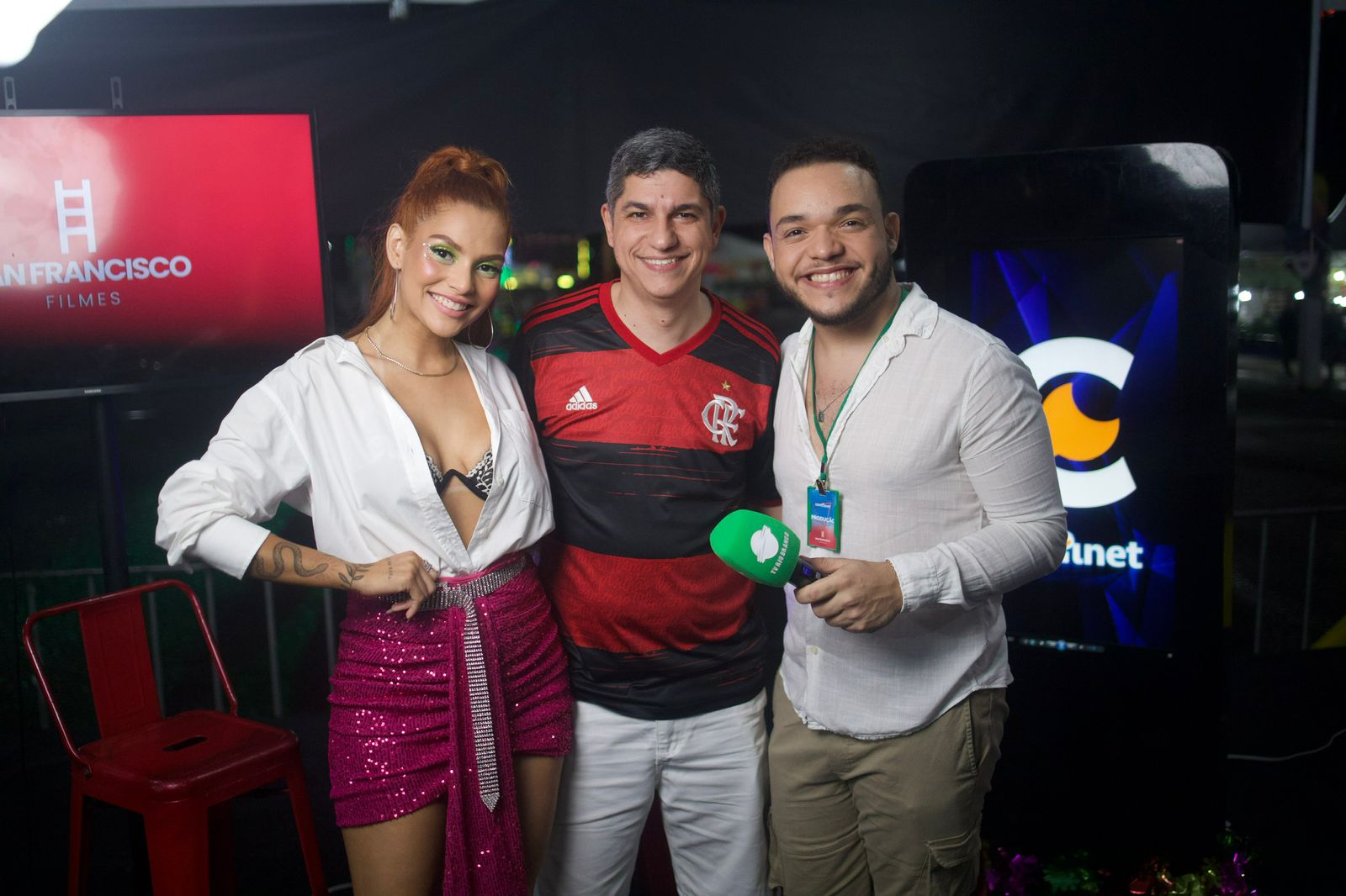 Solteiro: Com blusa do Flamengo, Calegário chega ao Carnaval e revela: “Coração aberto”