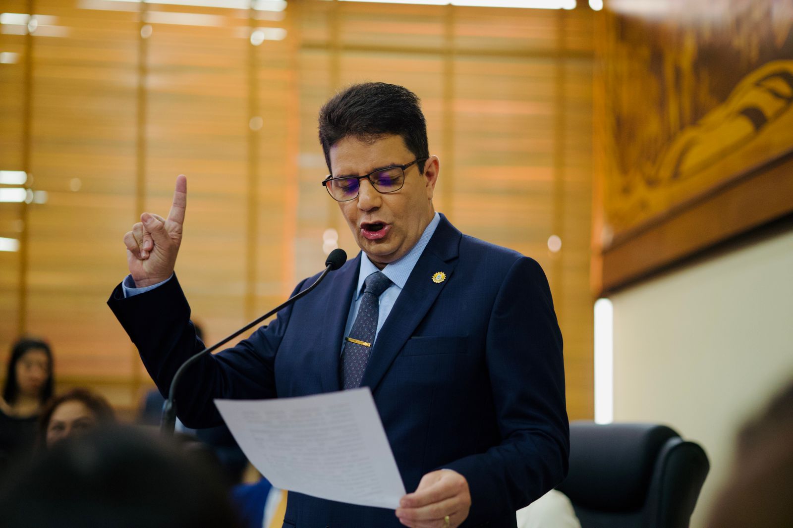 “Peço que os deputados não elogiem por bajulação” diz Gladson na Aleac