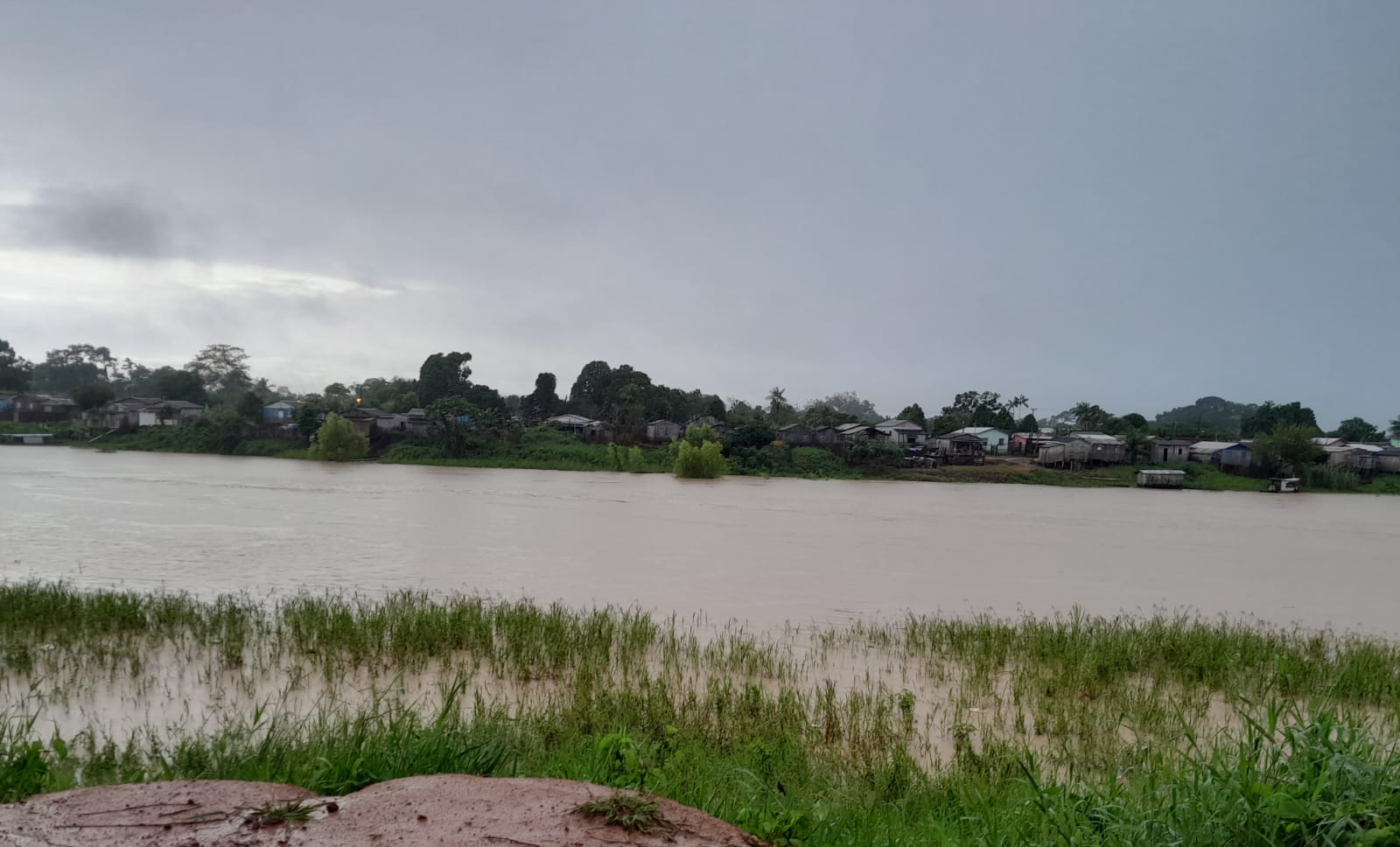 Preocupante: Rio Iaco ultrapassa cota de alerta após chuvas no interior do Acre