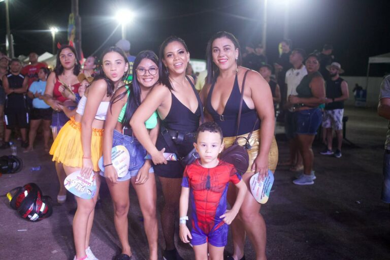 4º dia de folia: público comparece no Carnaval do Arena; veja fotos
