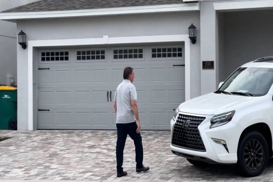 Após um mês, Bolsonaro deixa casa de José Aldo em Orlando