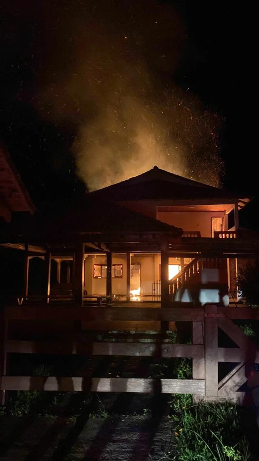 Criminosos ateiam fogo em casa de fazenda do ex-deputado Ney Amorim
