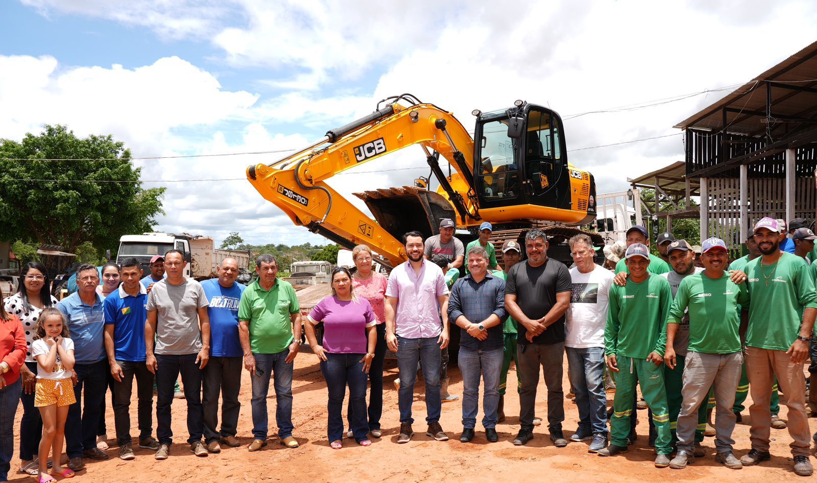 Jarude entrega escavadeira hidráulica no valor de R$720 mil à Epitaciolândia