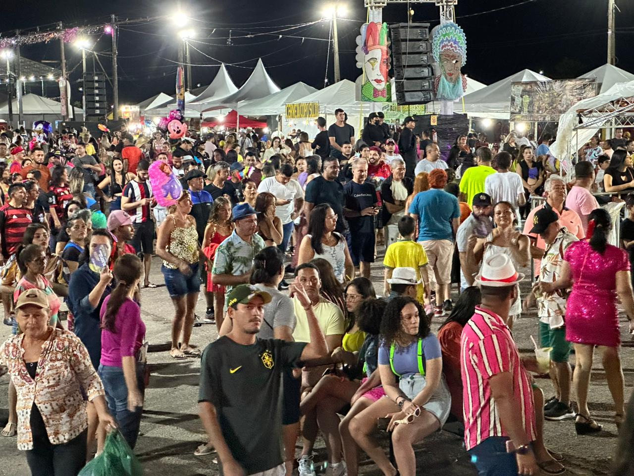 Terceira noite de Carnaval tem maior presença de público em Rio Branco; veja fotos