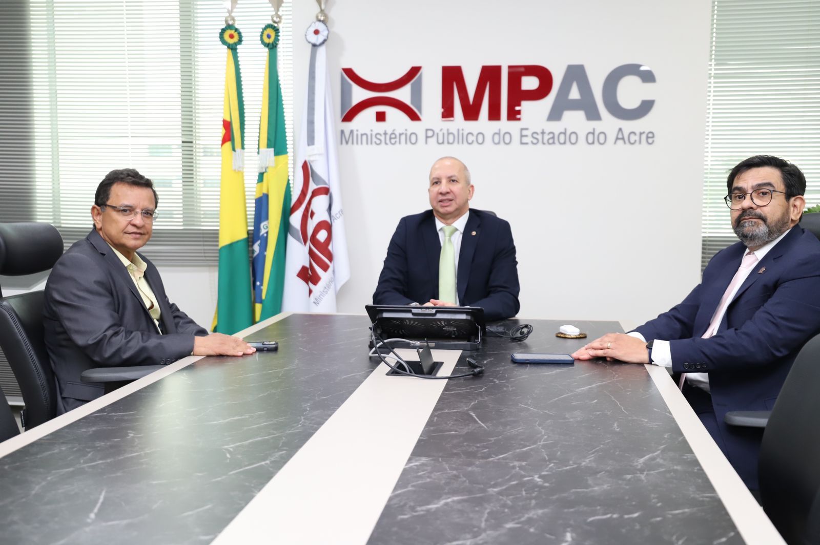 Gonzaga visita procurador-geral e coloca Aleac à disposição do MP/AC e povo acreano