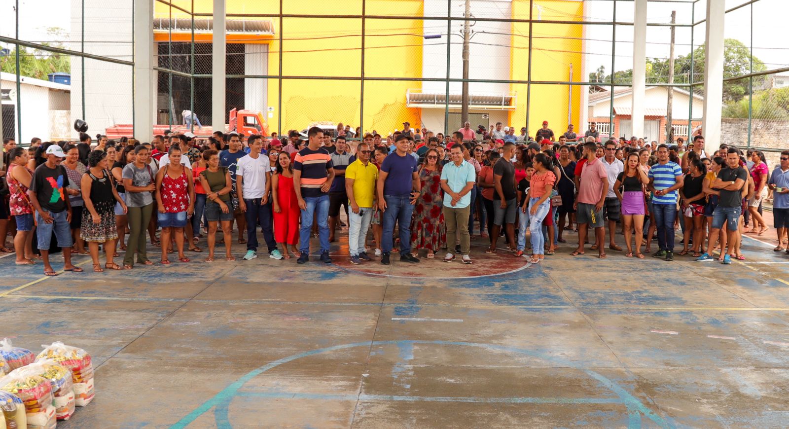 Presidente da Aleac entrega cestas básicas a pescadores no Juruá